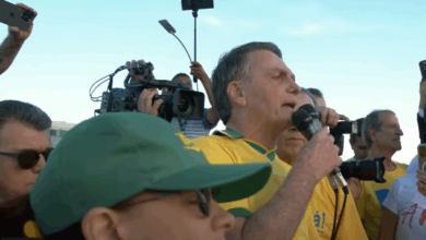 Bolsonaro defende anistia em ato e critica governo