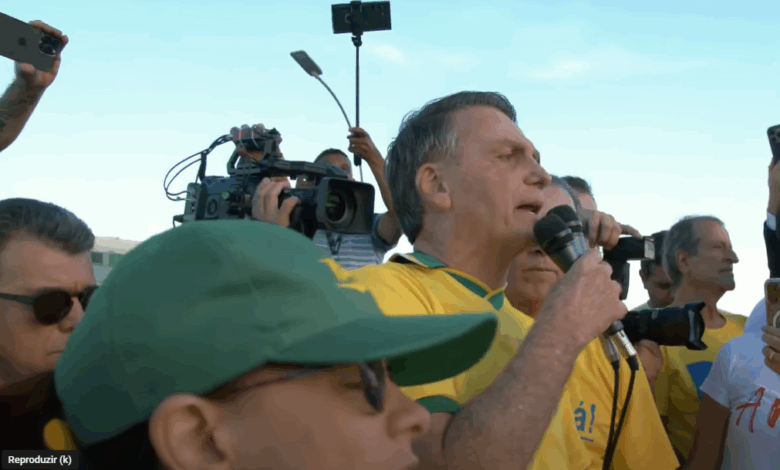Bolsonaro defende anistia em ato e critica governo