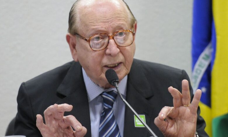 Evanildo Bechara, referência na educação, morre aos 97 anos