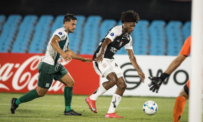Corinthians vence Racing com gol decisivo na partida