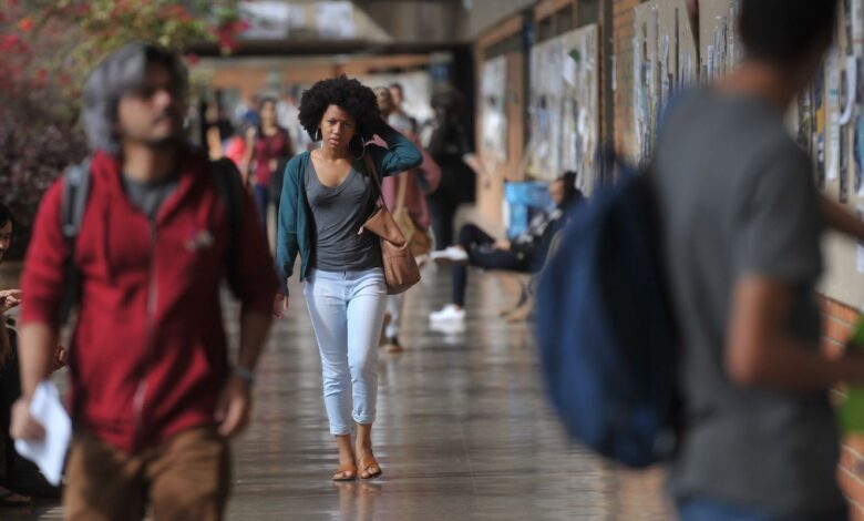 Iniciativa oferece bolsas para ensino superior a alunos negros