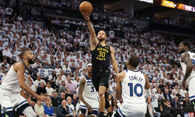 Stephen Curry sofre lesão e preocupa Warriors nos playoffs NBA