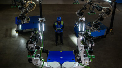 Dexterity e Sanmina escalam robô Mech manipulador móvel