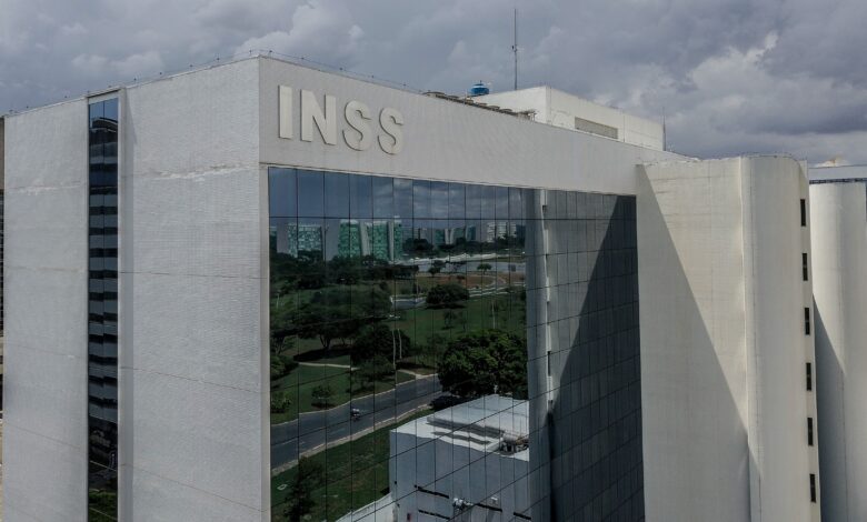 Polícia Federal investiga grupo que fraudava INSS com idosos fictícios