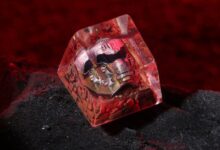 DOOM lança keycaps que transformam seu teclado em arte metalizada