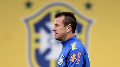 Dunga cita Argentina para evitar derrota na escolha do técnico