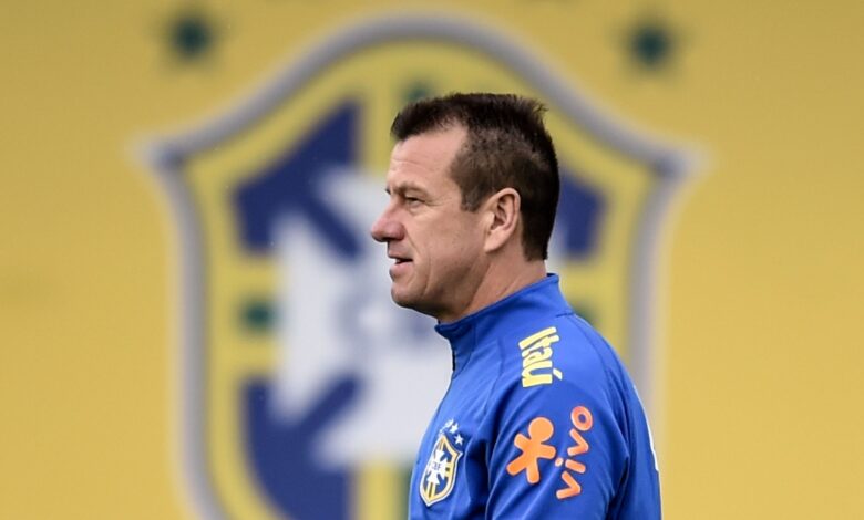 Dunga cita Argentina para evitar derrota na escolha do técnico