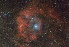 NASA identifica estrela impostora na órbita de nebulosa distante em brilho vermelho intenso