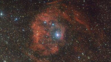 NASA identifica estrela impostora na órbita de nebulosa distante em brilho vermelho intenso