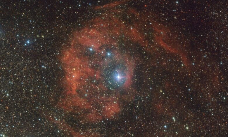 NASA identifica estrela impostora na órbita de nebulosa distante em brilho vermelho intenso