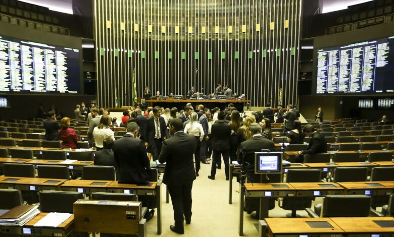 Câmara pode votar urgência para alterar número de deputados e decisão afeta composição legislativa