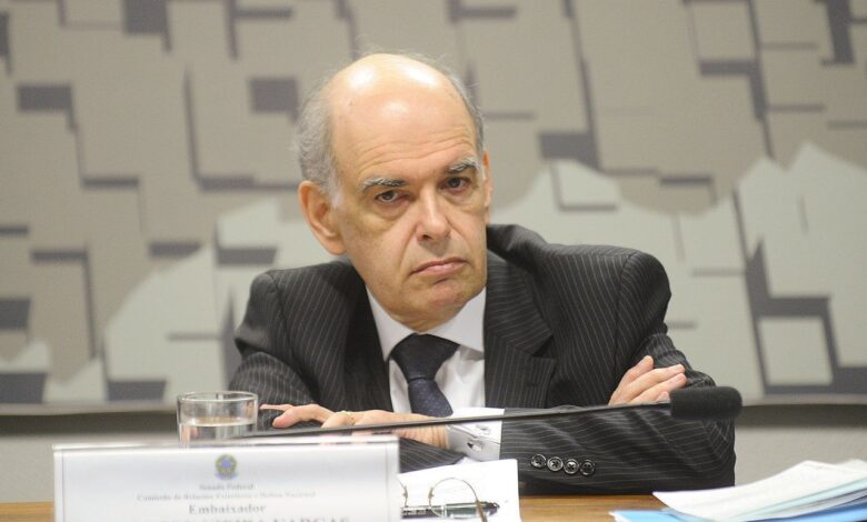 Embaixador do Brasil no Vaticano agenda encontro com papa e governo