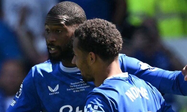 Everton vence e se despede de estádio após 133 anos