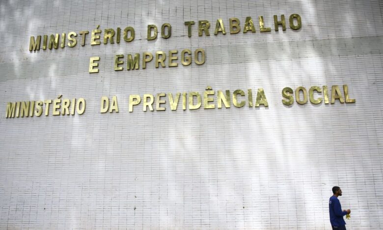 Ministério da Previdência exonera chefe de gabinete de Lupi