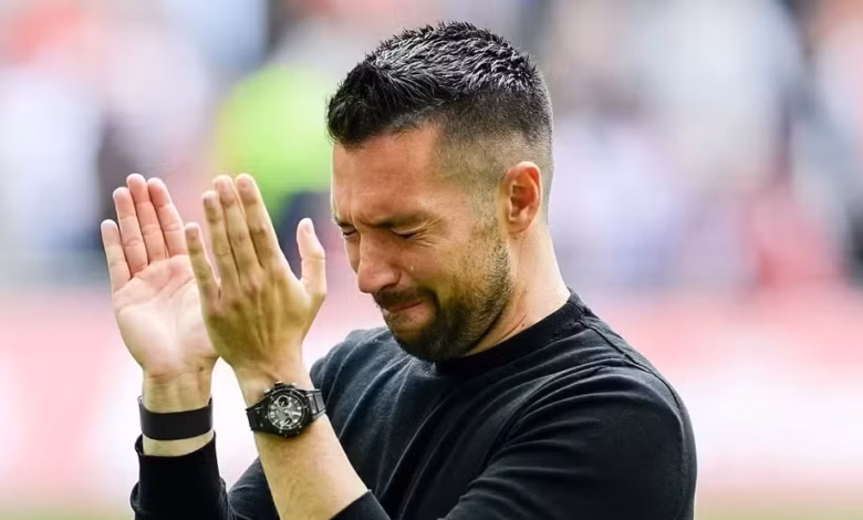 Ajax sofre derrota e técnico pede demissão em lágrimas
