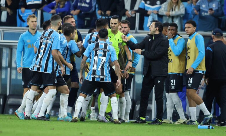 Grêmio protesta contra arbitragem em busca de título na CBF