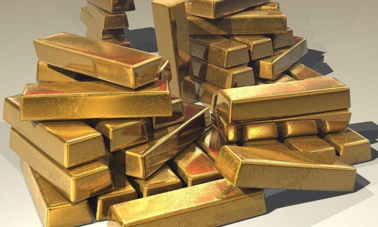 Ouro avança mais de 1% com rebaixamento dos EUA e inflação à vista