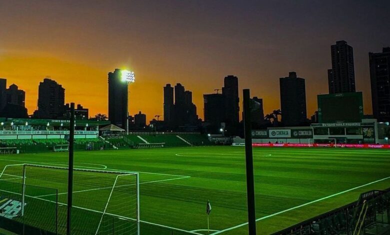 Goiás busca vitória contra Ferroviária na Série B
