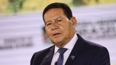 Mourão nega relato de Cid sobre reunião golpista no governo