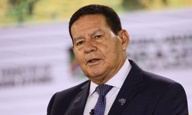 Mourão nega relato de Cid sobre reunião golpista no governo