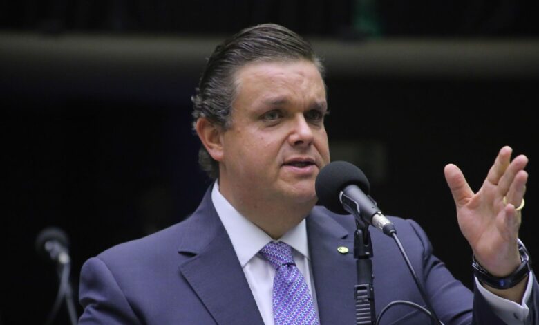 Oposição quer convocar ministro no caso fraude no INSS