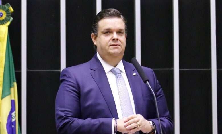 Ministro afirma que governo não discutiu ressarcimento com Lula