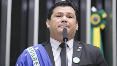 Hugo suspende mandato de Gilvan na Federal após ofensa a Gleisi
