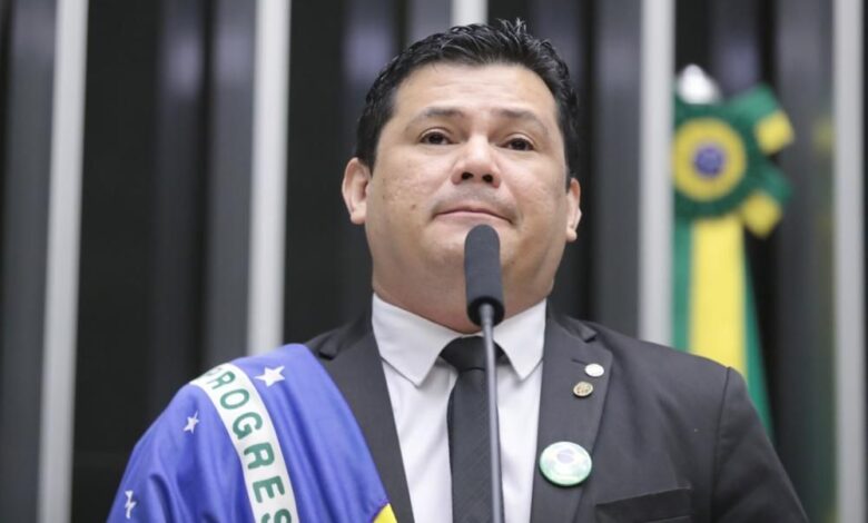 Hugo suspende mandato de Gilvan na Federal após ofensa a Gleisi