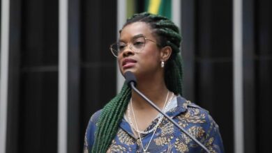 Homem autuado após enviar mensagens racistas à deputada em protesto público