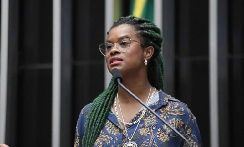 Homem autuado após enviar mensagens racistas à deputada em protesto público
