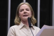 Gleisi agradece Hugo Motta por suspensão no Congresso