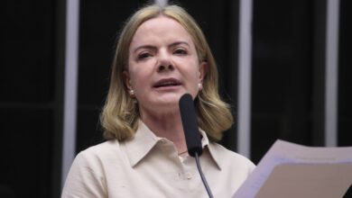 Gleisi agradece Hugo Motta por suspensão no Congresso