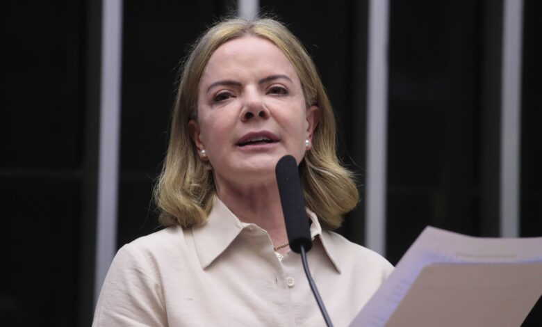 Gleisi agradece Hugo Motta por suspensão no Congresso
