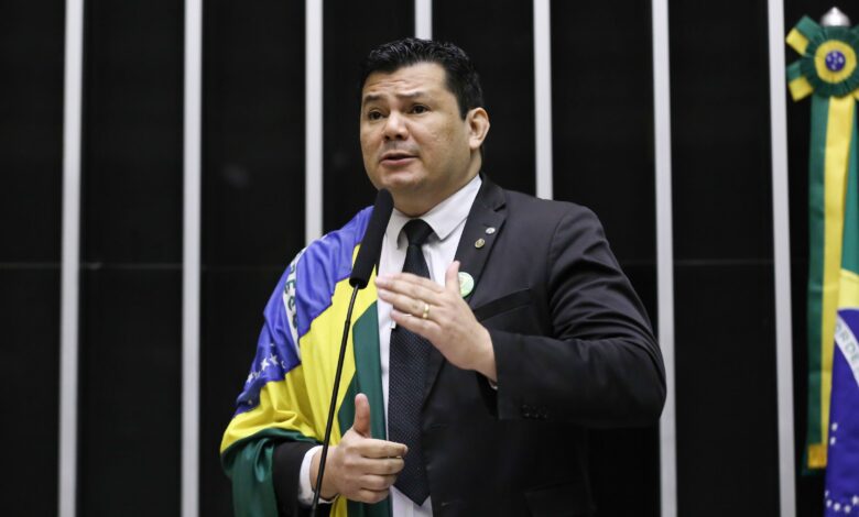Conselho de Ética analisa suspensão do mandato de Gilvan da Federal no Congresso