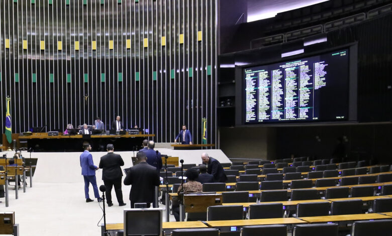 Câmara adia urgência de projeto que afeta número de deputados