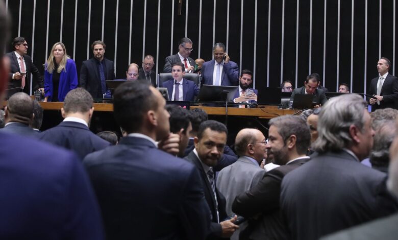 Congresso aprova aumento de deputados e detalha votos