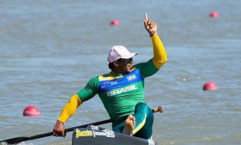 Isaquias Queiroz conquista ouro e título na Copa do Mundo de canoagem