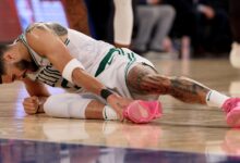 Jayson Tatum sai de quadra em cadeira de rodas na NBA