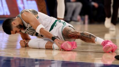 Jayson Tatum sai de quadra em cadeira de rodas na NBA