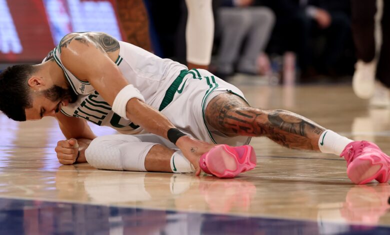 Jayson Tatum sai de quadra em cadeira de rodas na NBA