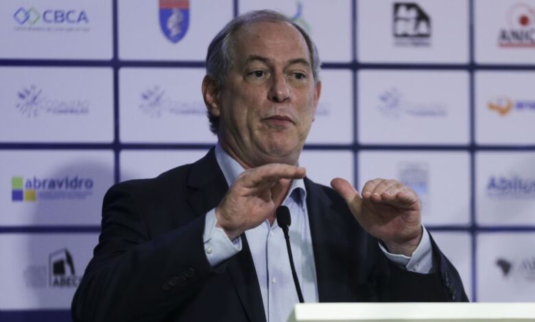 Ciro Gomes critica troca de Lupi por Wolney no governo