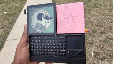 DIY handheld PC integra design com anotações analógicas e post-its