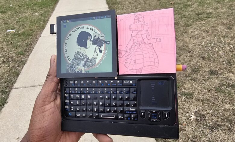 DIY handheld PC integra design com anotações analógicas e post-its