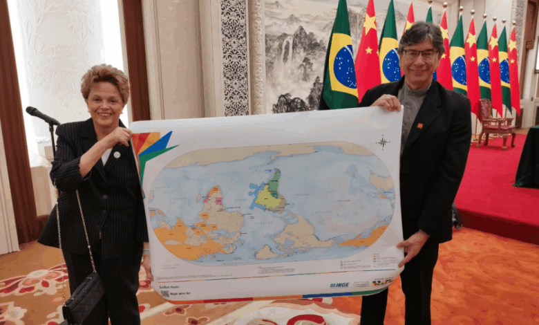 Presidente do IBGE apresenta novo mapa-múndi no governo Dilma