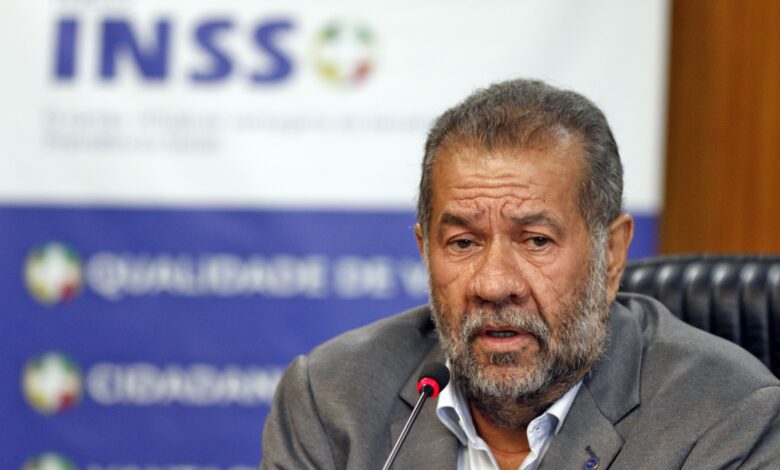 Lupi reassume comando do PDT e debate apoio ao governo e INSS