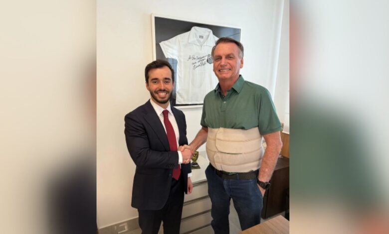 Bolsonaro encontra integrante do governo Trump em Brasília