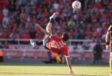 Argentino faz gol de bicicleta e jornais pedem Puskás