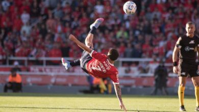 Argentino faz gol de bicicleta e jornais pedem Puskás
