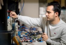 LLM reduz consumo de energia em 50% com chip AI