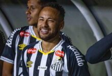 Neymar retorna ao Santos e marca gol em pênalti decisivo
